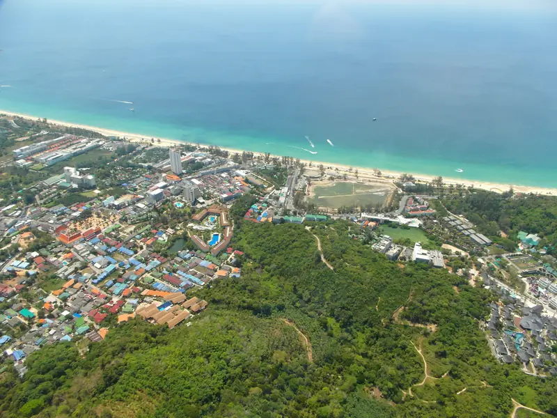Karon from the air: the beach, the village behind it and the hills · Roma Neus, CC BY 3.0
