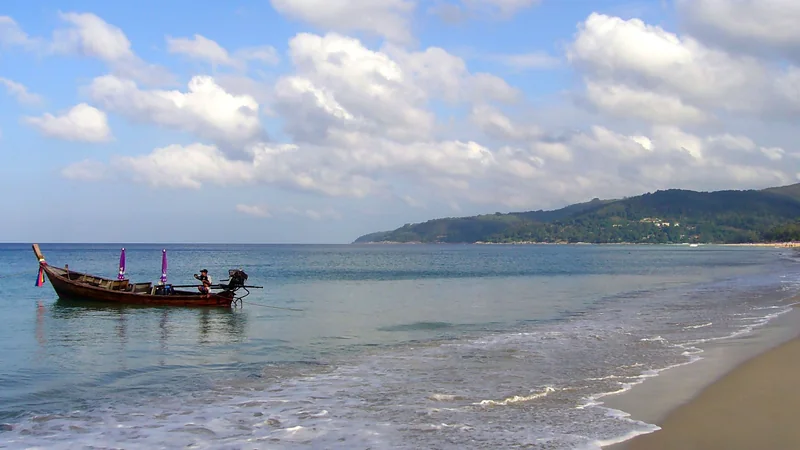 A longtail boat off Karon Beach · yeowatzup, CC BY 2.0