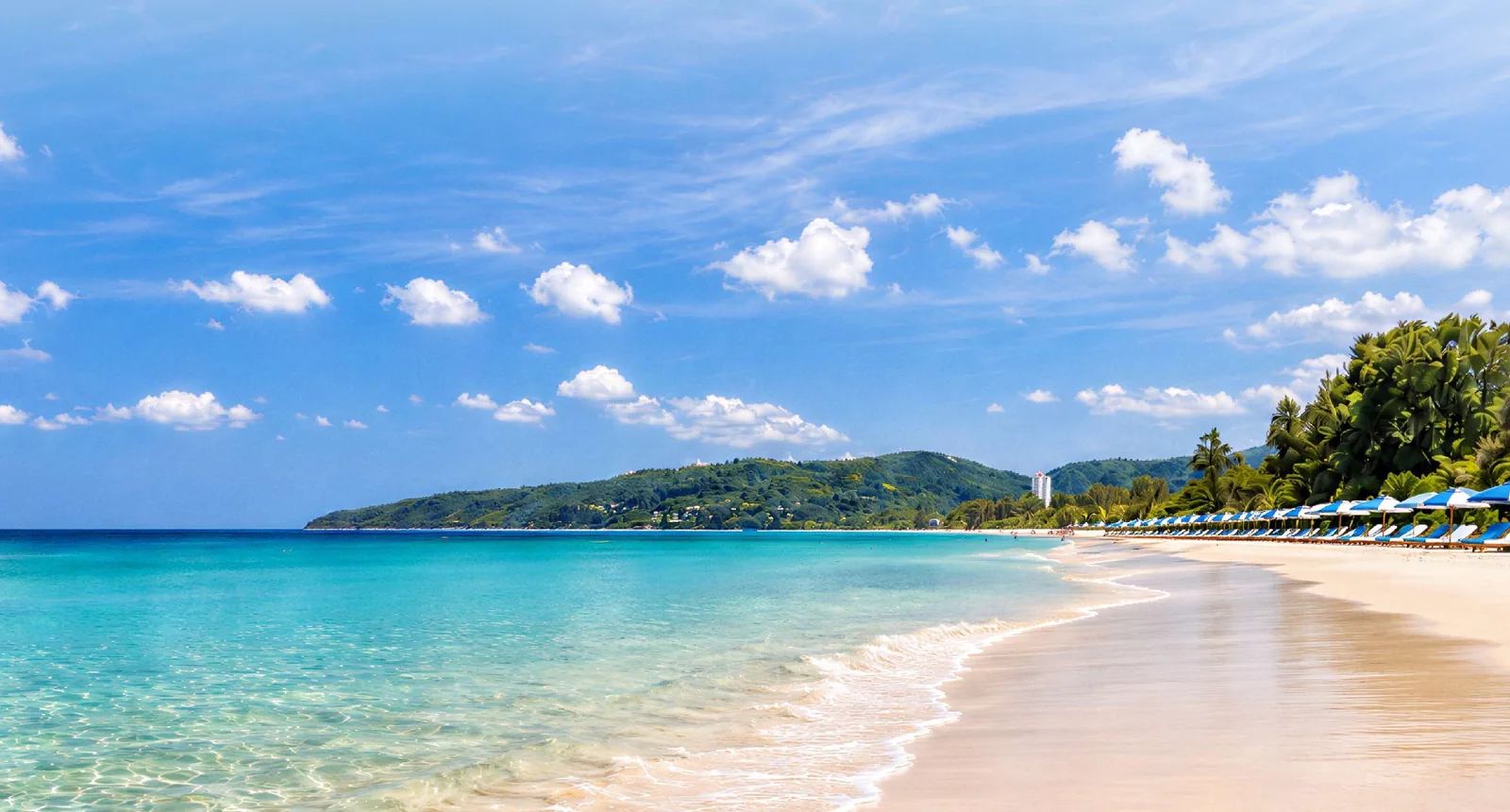 หาดกะรน: ทรายขาว น้ำทะเลสีเทอร์ควอยซ์ และเนินเขาเขียวขจี
