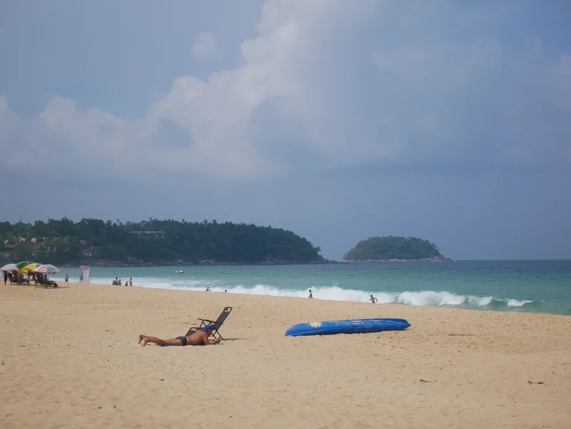 Karon Beach, the Kata hills to the south · กสิณธร ราชโอรส, CC BY-SA 4.0