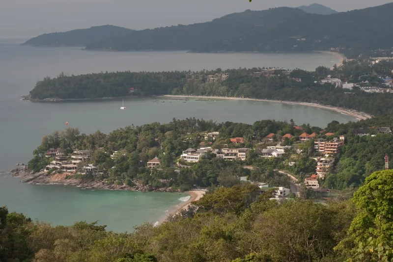 Three beaches from the viewpoint: Kata Noi, Kata Yai and Karon · Айрат Хайруллин, CC BY 3.0