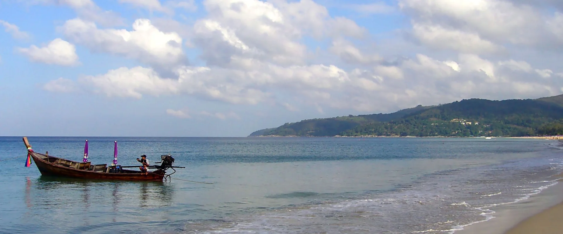 A longtail boat off Karon Beach · yeowatzup, CC BY 2.0