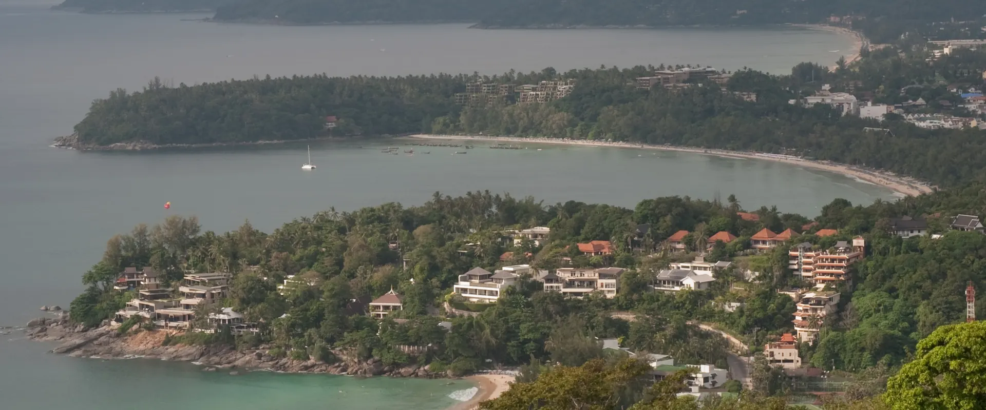 Three beaches from the viewpoint: Kata Noi, Kata Yai and Karon · Айрат Хайруллин, CC BY 3.0